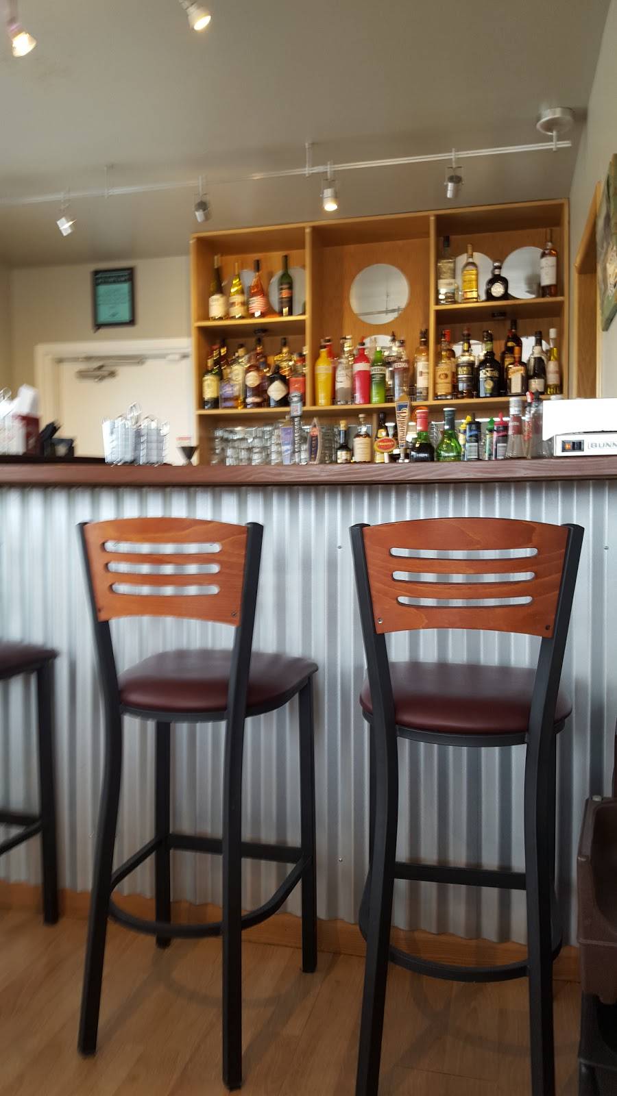 Ellies At The Airport | restaurant | 18218 59th Ave NE, Arlington, WA 98223, USA | 3604354777 OR +1 360-435-4777