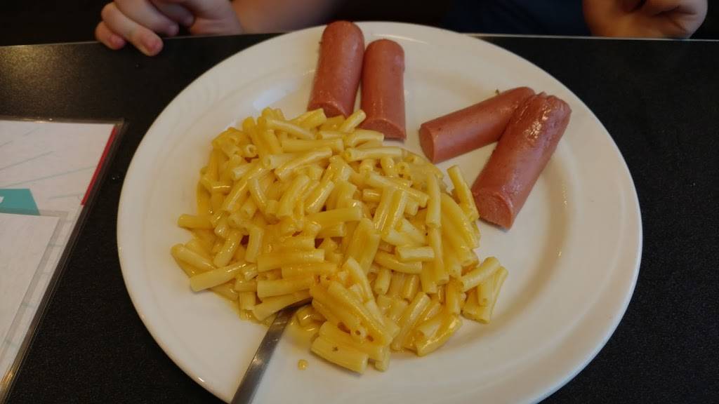 Friendlys | restaurant | 200, Mohawk Trail, Greenfield, MA 01301, USA | 4137745435 OR +1 413-774-5435