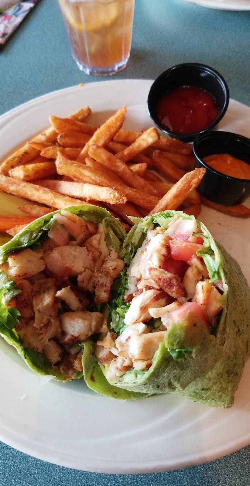 Features Bar & Grill | restaurant | 10 Chicago Ave, Naperville, IL 60540, USA | 6304163310 OR +1 630-416-3310