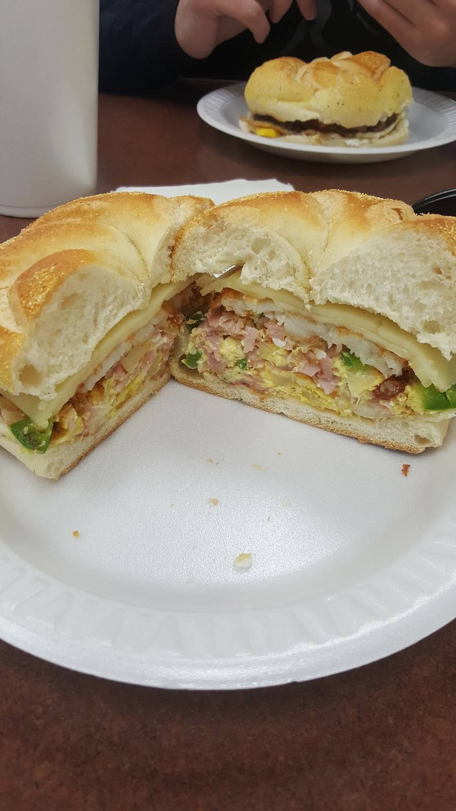 Harrys Hilltop Catering Delicatessen | restaurant | 60 Hillside Avenue, Williston Park, NY 11596, USA | 5167464134 OR +1 516-746-4134