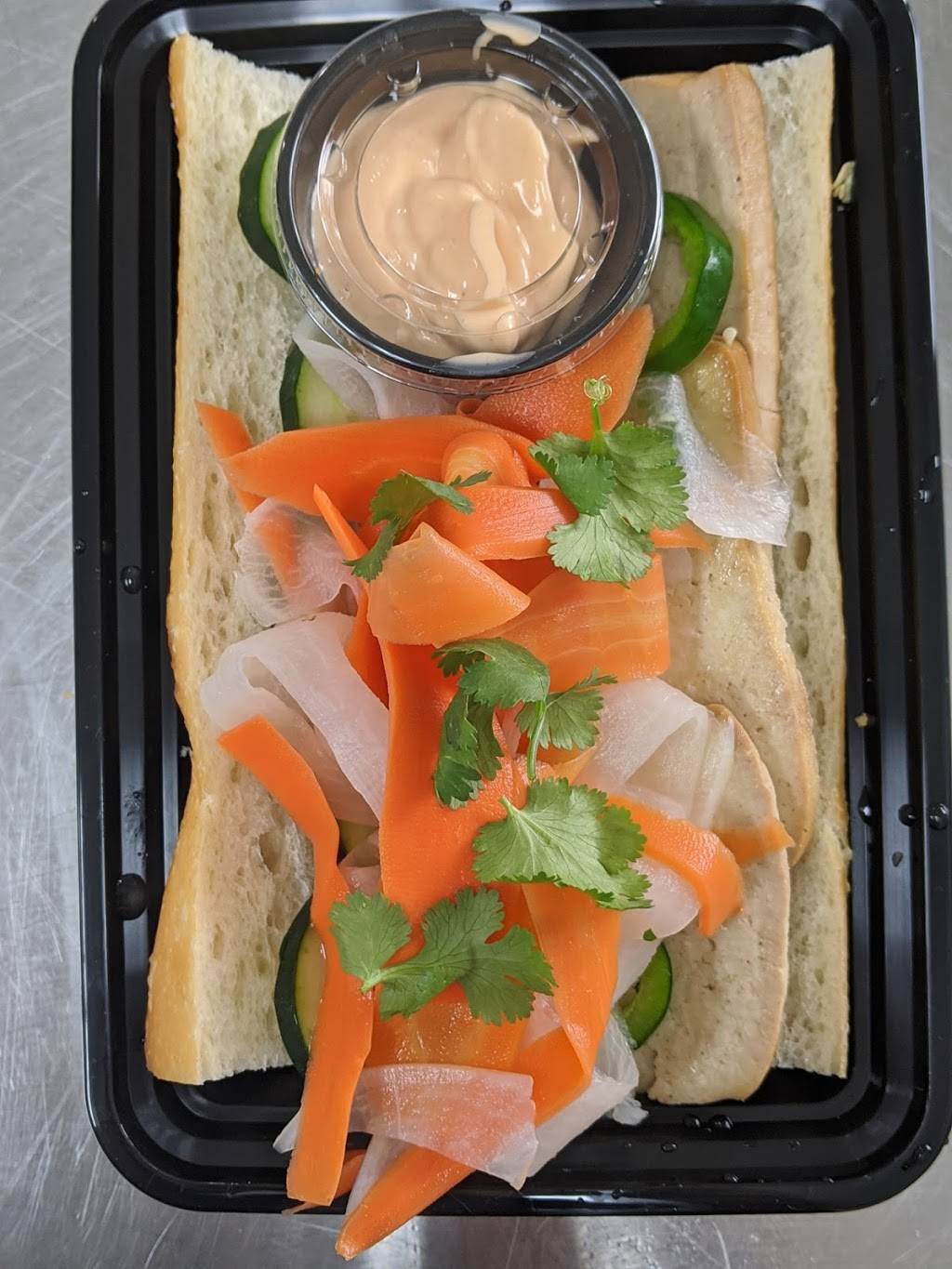 Under the Ground Blono | restaurant | 2 River Run, Downs, IL 61736, USA | 3092120333 OR +1 309-212-0333