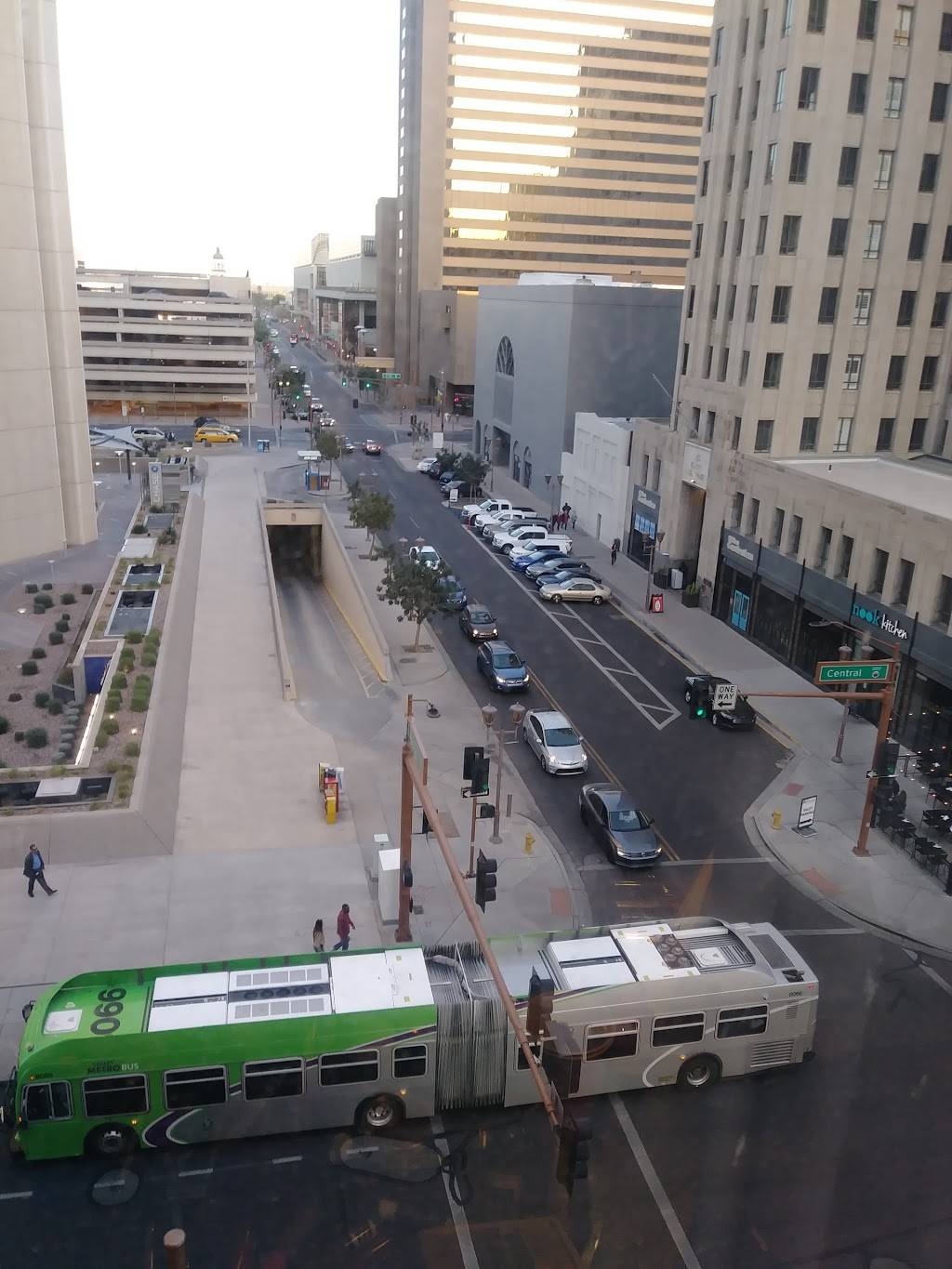 Seamus McCaffreys Irish Pub and Restaurant | restaurant | 18 W Monroe St, Phoenix, AZ 85003, USA | 6022536081 OR +1 602-253-6081