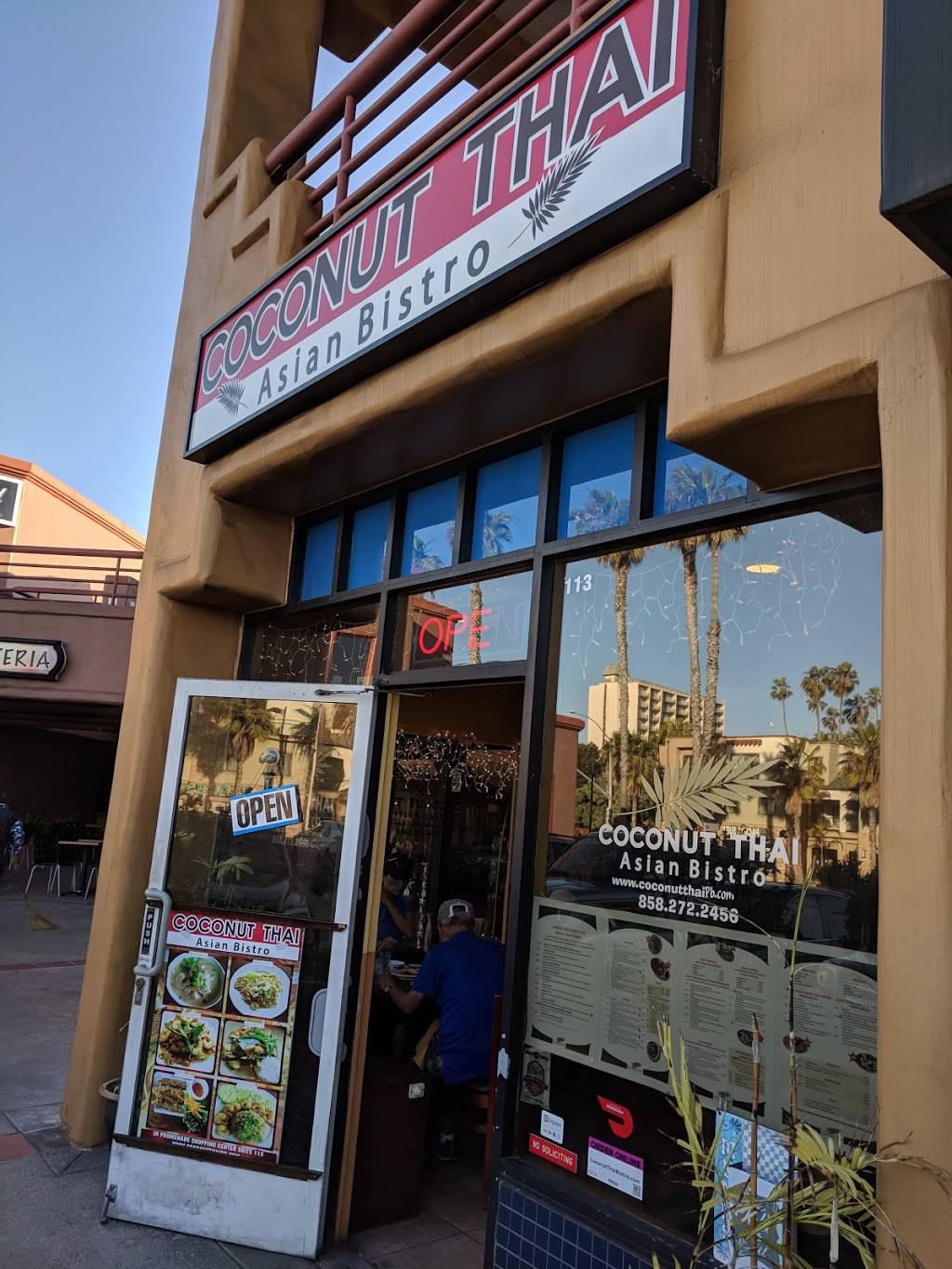 Coconut Thai Asian Bistro | restaurant | 4150 Mission Blvd #113, San Diego, CA 92109, USA | 8582722456 OR +1 858-272-2456