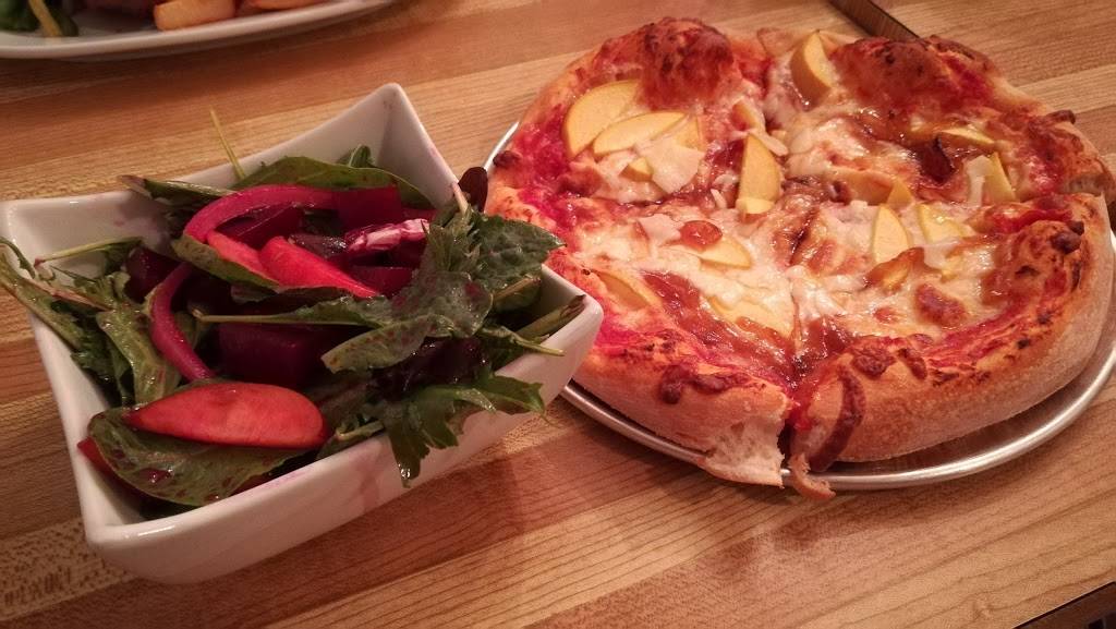 Youngs Point Diner & Pizzeria | restaurant | 403 S Beach Rd, Lakefield, ON K0L 2H0, Canada | 7056528359 OR +1 705-652-8359