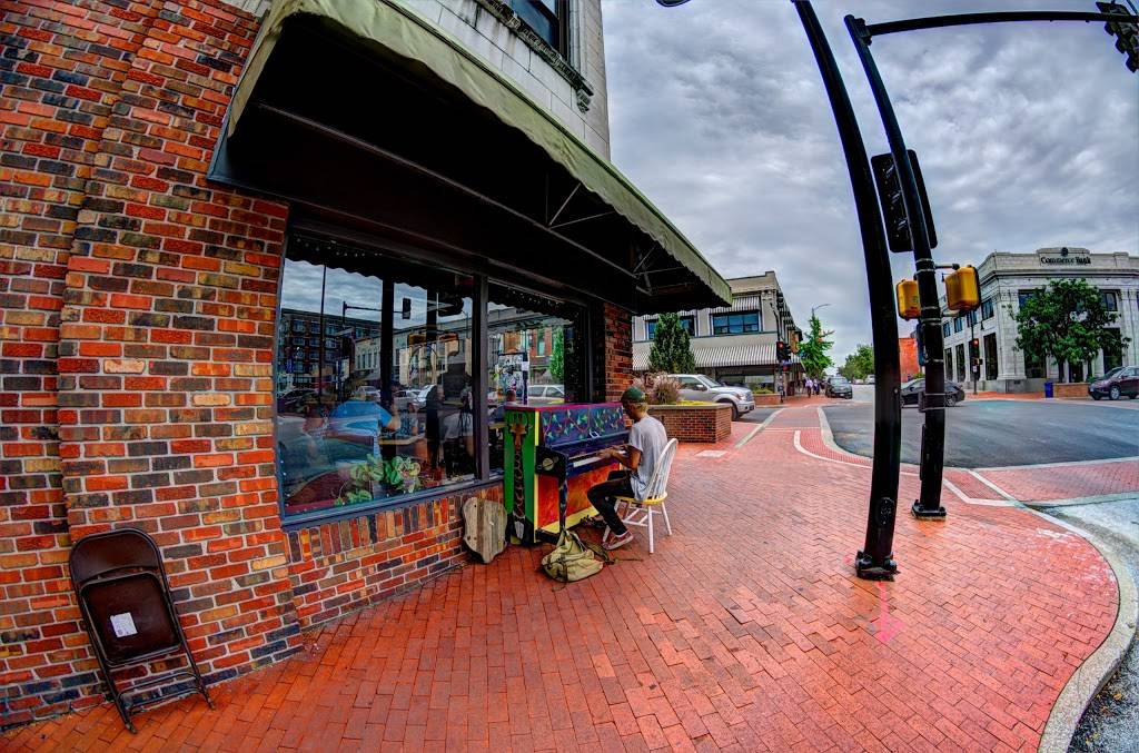 Tellers Gallery & Bar | restaurant | 820 E Broadway, Columbia, MO 65201, USA | 5734418355 OR +1 573-441-8355