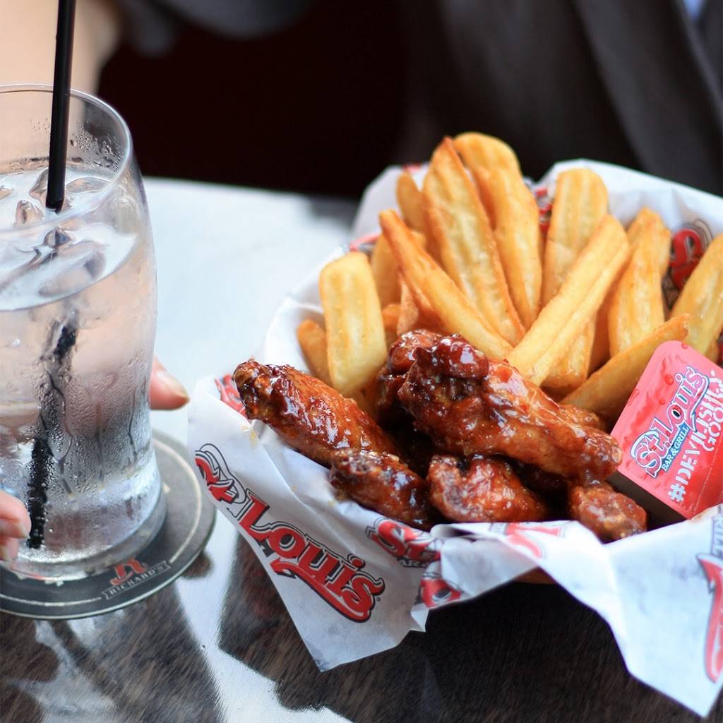 St. Louis Bar & Grill | restaurant | 1200 15, Kingston, ON K7L 0C4, Canada | 6135491110 OR +1 613-549-1110