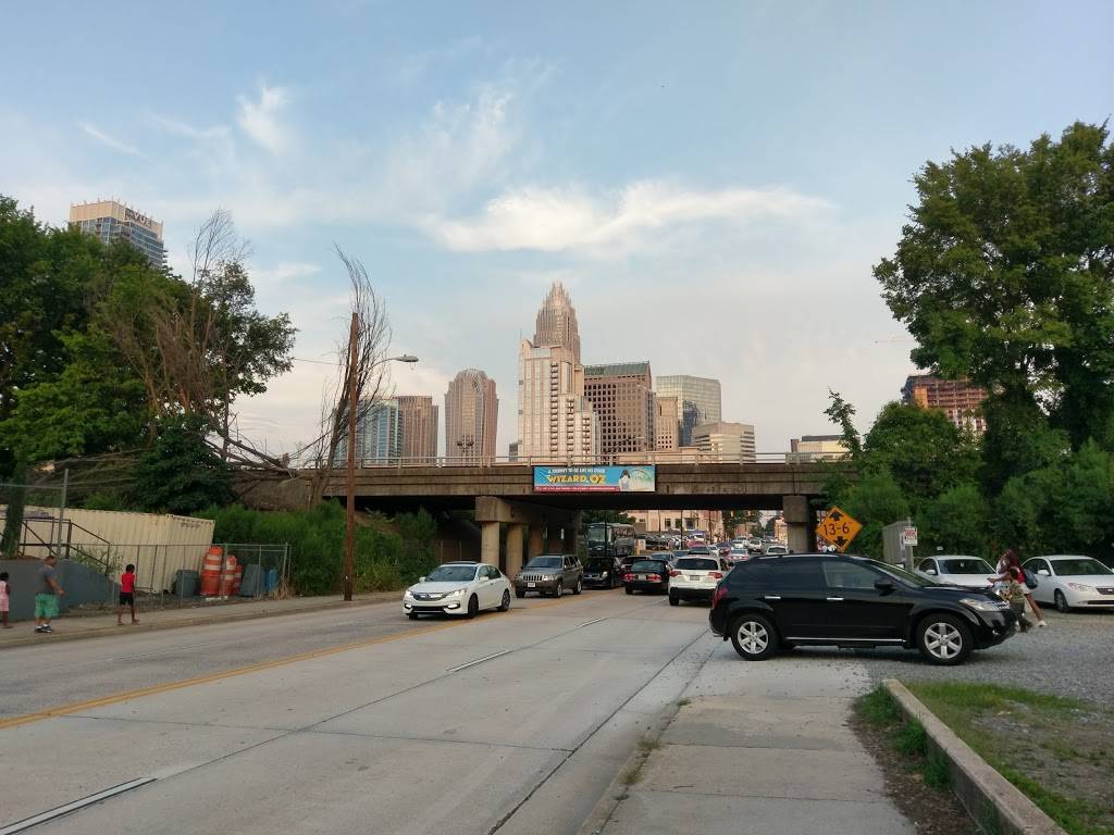 Pub At Gateway | restaurant | 710 W Trade St, Charlotte, NC 28202, USA | 7043339818 OR +1 704-333-9818