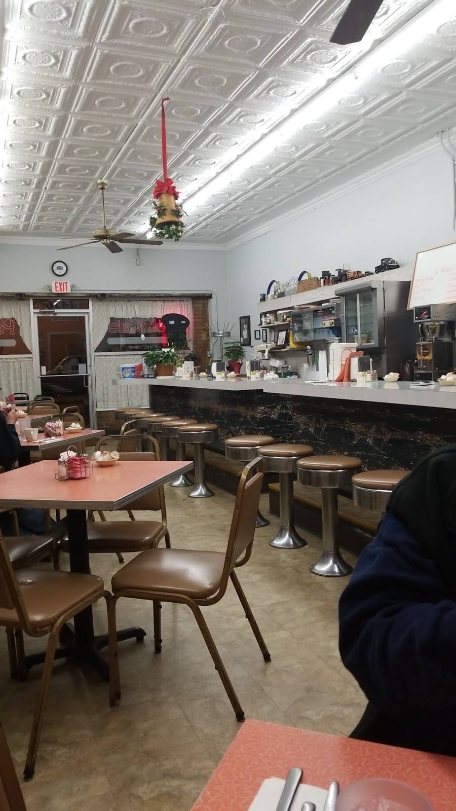 Petri Cafe | cafe | 1416 20th St, Granite City, IL 62040, USA | 6188769443 OR +1 618-876-9443