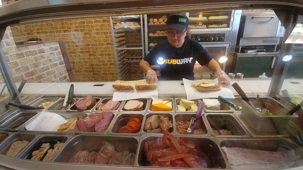 Subway | meal takeaway | 1620 N School St Space J-3A, Honolulu, HI 96817, USA | 8088419100 OR +1 808-841-9100