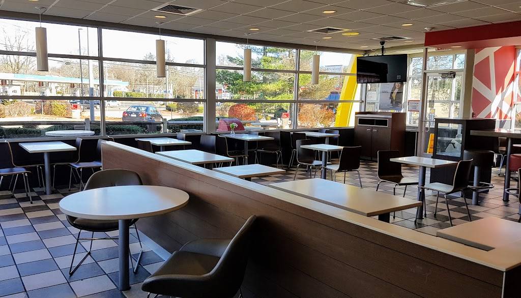 McDonalds | cafe | 117 Market St, Rockland, MA 02370, USA | 7819820760 OR +1 781-982-0760