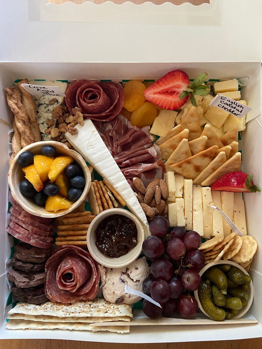 Cuttyhunk Picnic Co | restaurant | Broadway, Cuttyhunk, MA 02713, USA | 5086870682 OR +1 508-687-0682