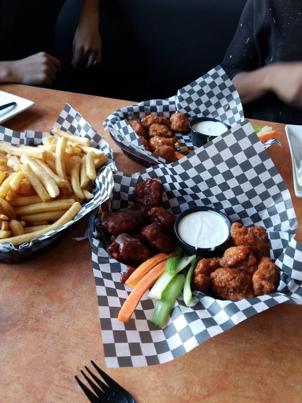 Wing House | restaurant | 4336 Tweedy Blvd, South Gate, CA 90280, USA | 3235649464 OR +1 323-564-9464