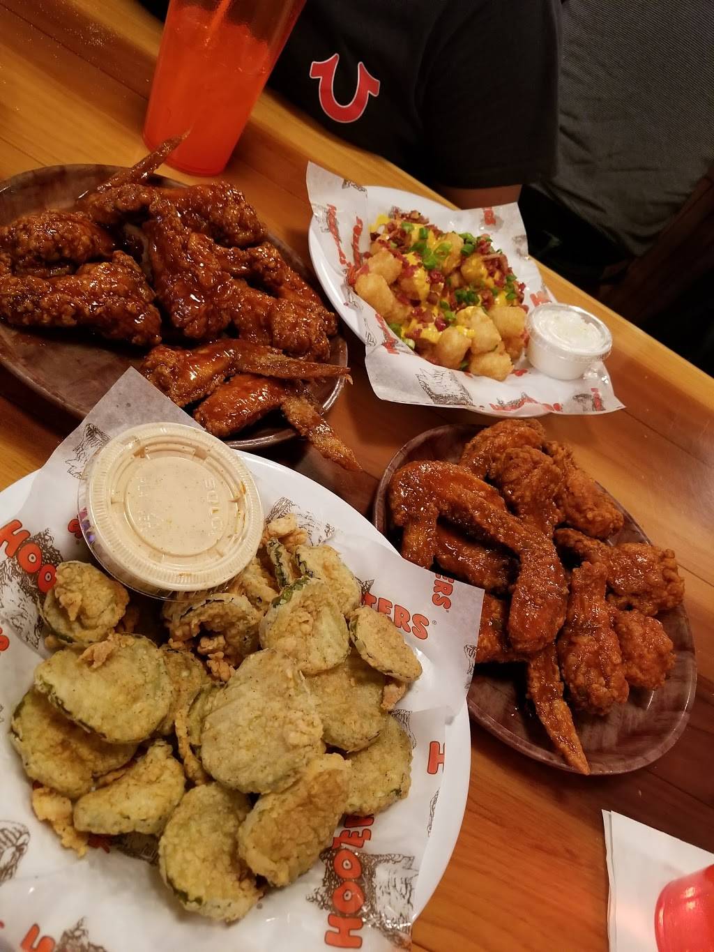 Hooters | restaurant | 17060 Torrence Ave, Lansing, IL 60438, USA | 7088890446 OR +1 708-889-0446