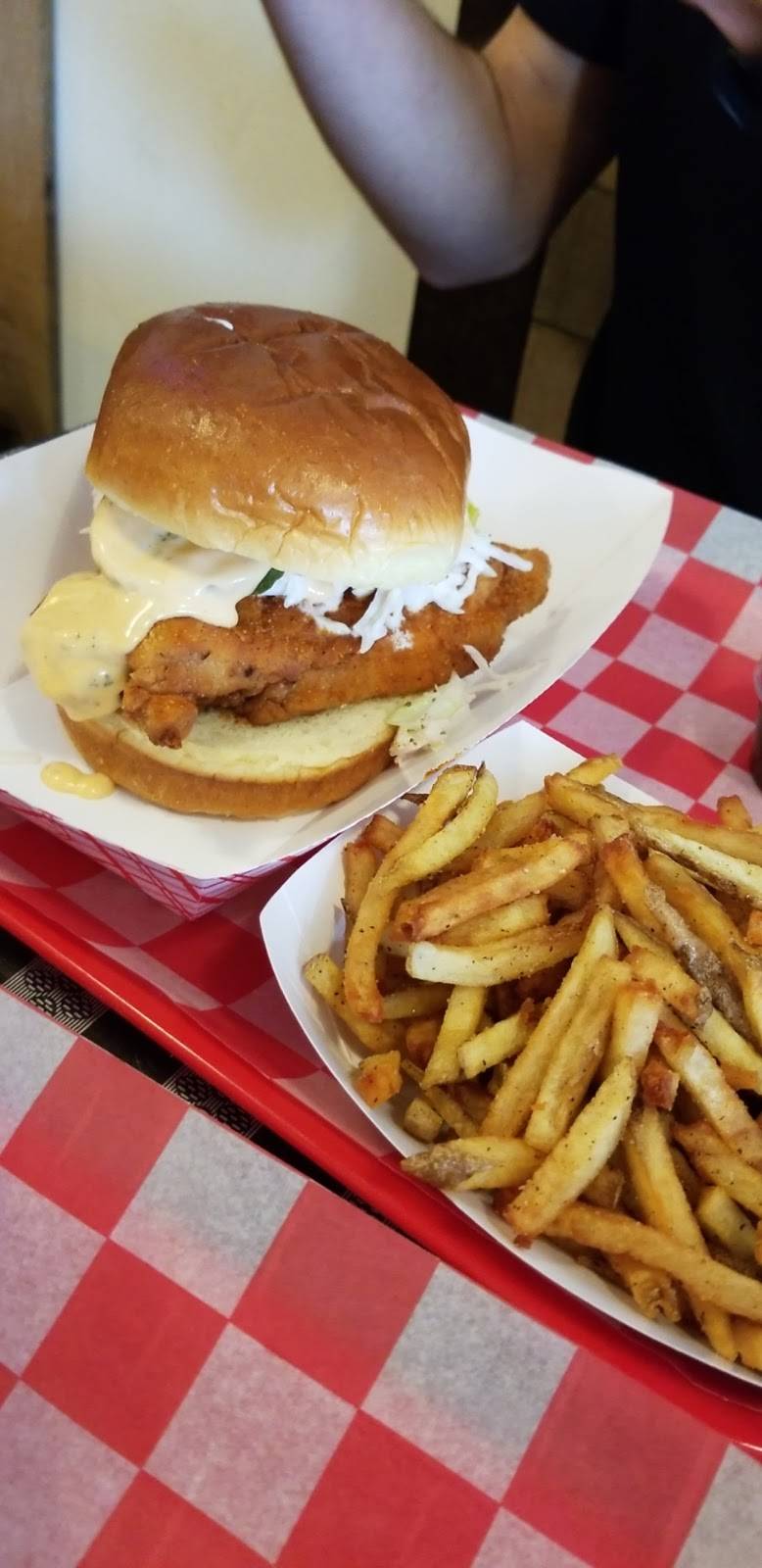 The Roost Carolina Kitchen | restaurant | 3474 N Clark St, Chicago, IL 60657, USA | 7733608303 OR +1 773-360-8303