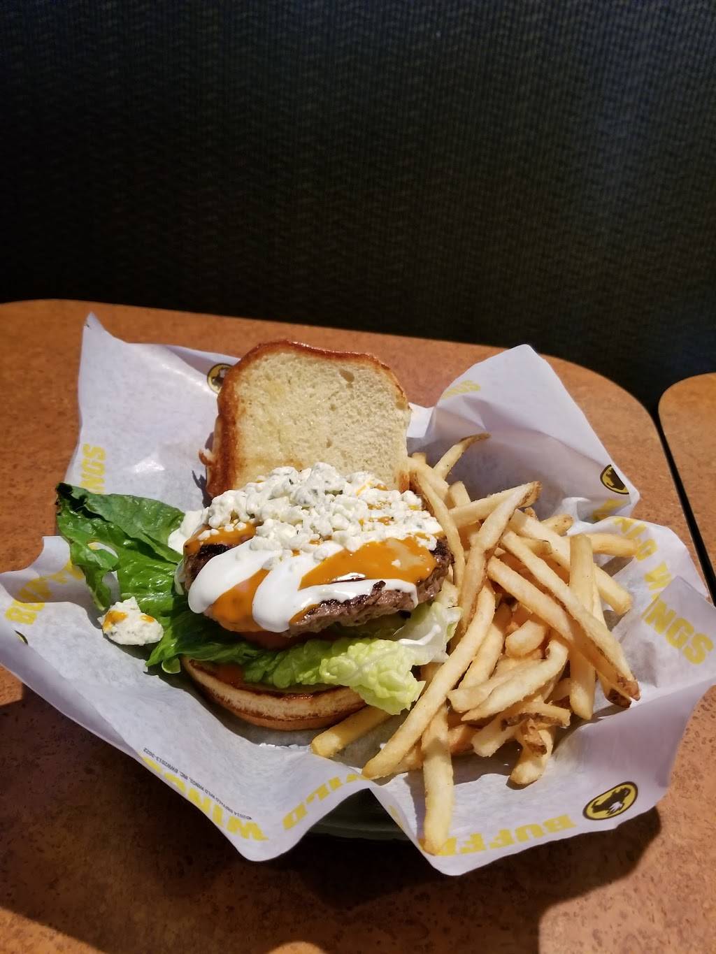 Buffalo Wild Wings | restaurant | 8200 Perry Hall Blvd, Nottingham, MD 21236, USA | 4109333311 OR +1 410-933-3311