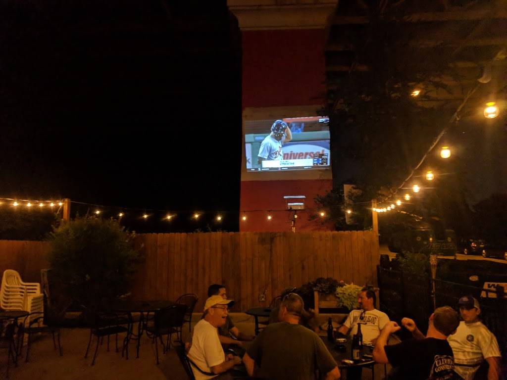 Hoopples | restaurant | 1930 Columbus Rd, Cleveland, OH 44113, USA | 2165750483 OR +1 216-575-0483