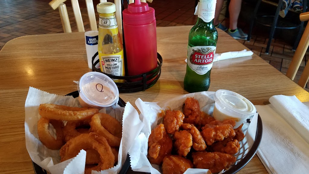 Hiawathas First Street Bar | restaurant | 602 1st St, Hiawatha, KS 66434, USA | 7857423692 OR +1 785-742-3692