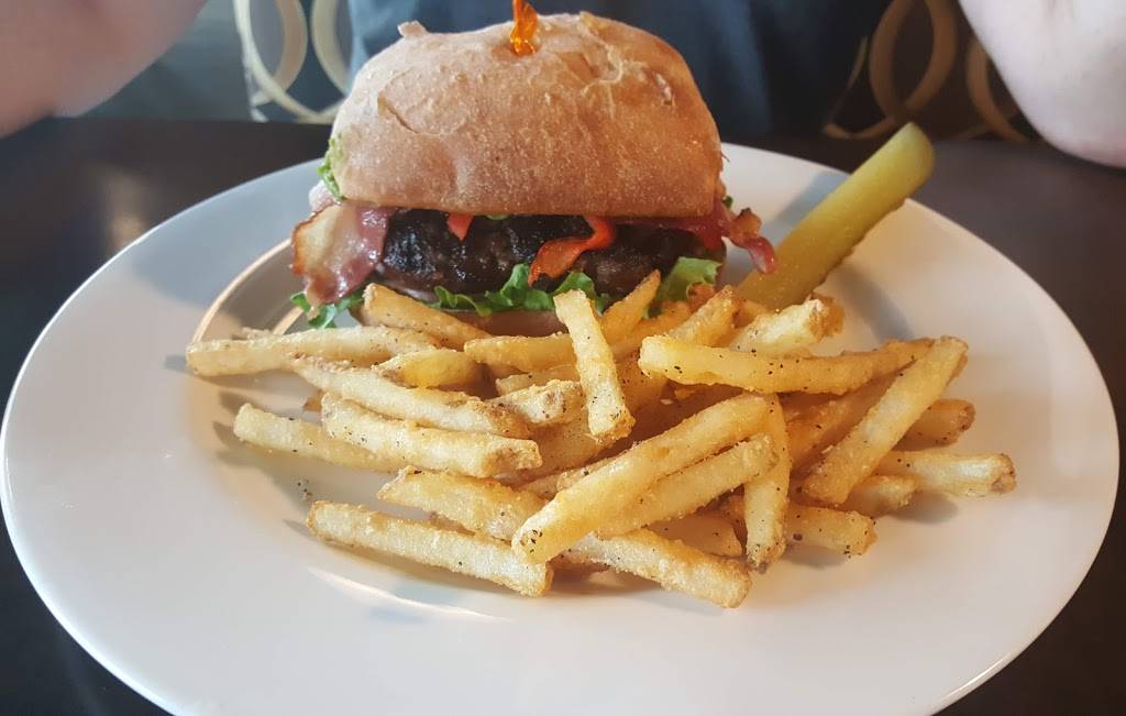 Corner Bar and Grill | restaurant | 1779 Tenth Line Rd, Orléans, ON K1E 3X2, Canada | 6134247305 OR +1 613-424-7305