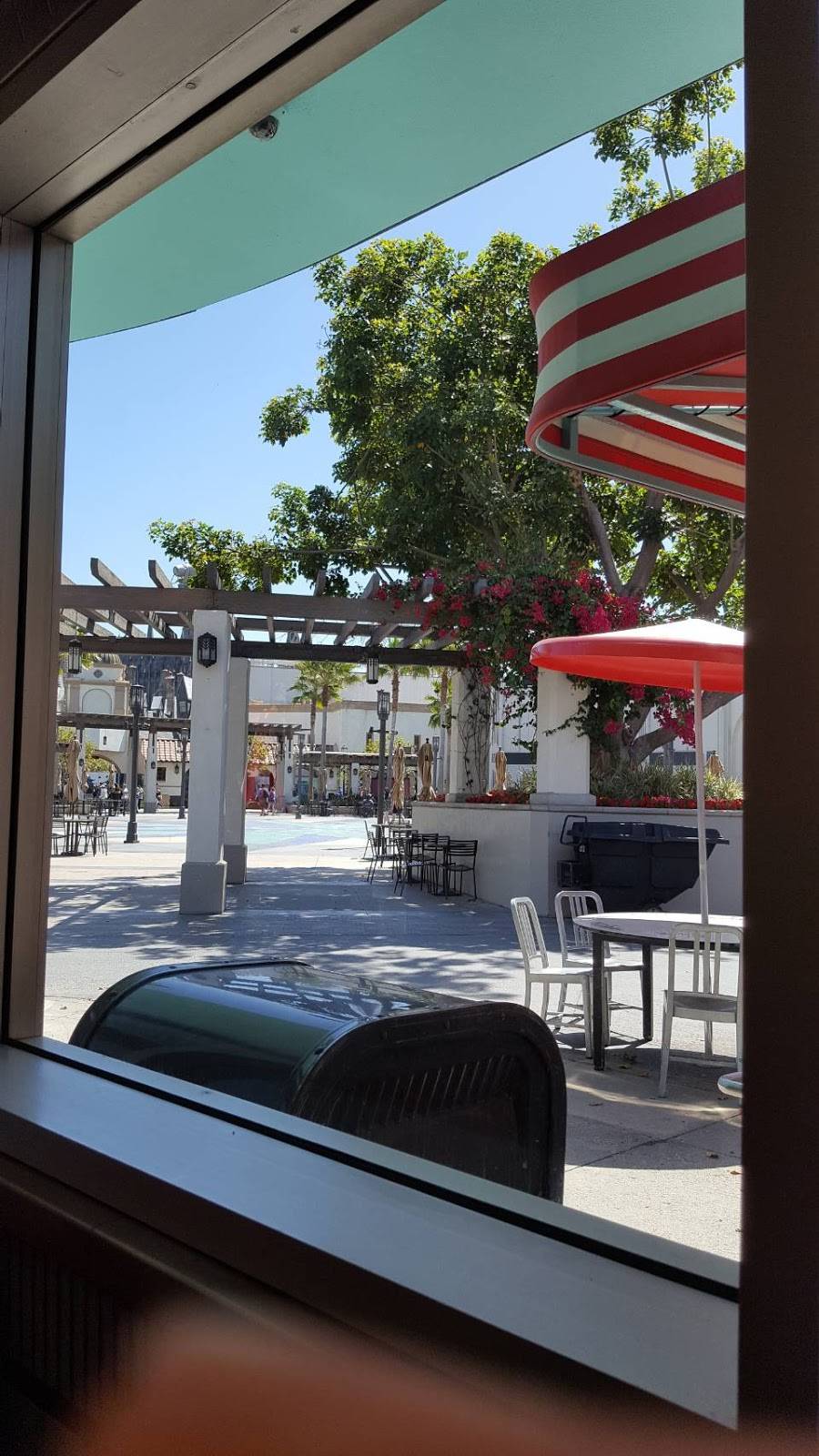 Mels Diner | restaurant | 100 Universal City Plaza, Universal City, CA 91608, USA | 8008648377 OR +1 800-864-8377