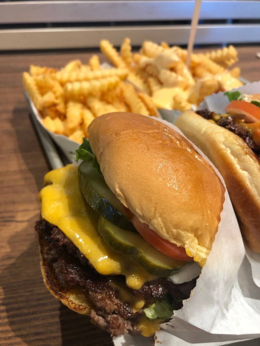 Shake Shack | restaurant | 120 Promenade Way Suite A, Thousand Oaks, CA 91362, USA | 8053095941 OR +1 805-309-5941
