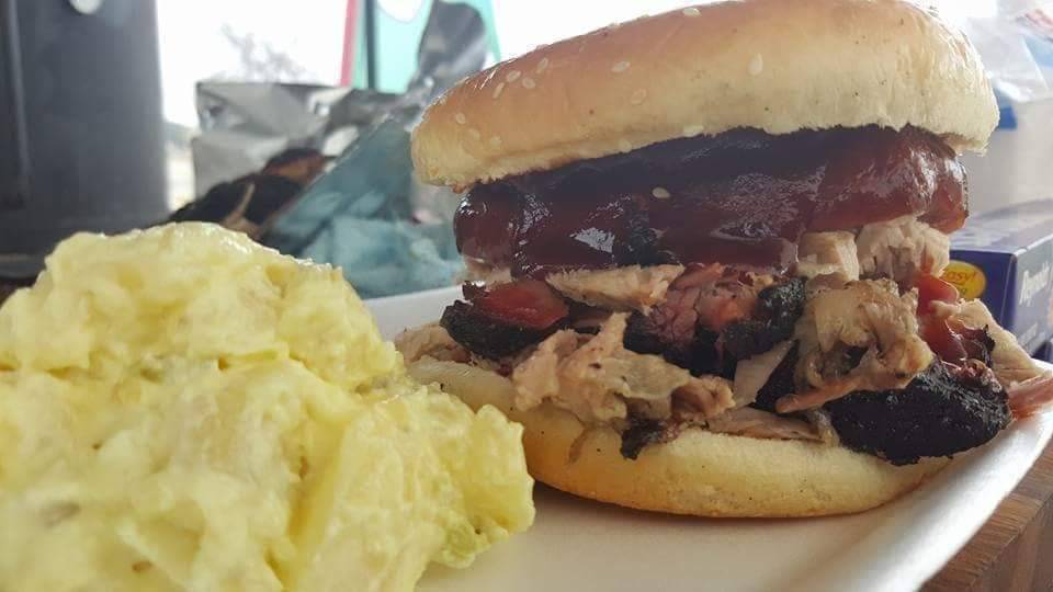 Roberts Bbq | restaurant | Southside, San Antonio, TX 78221, USA | 2102645903 OR +1 210-264-5903