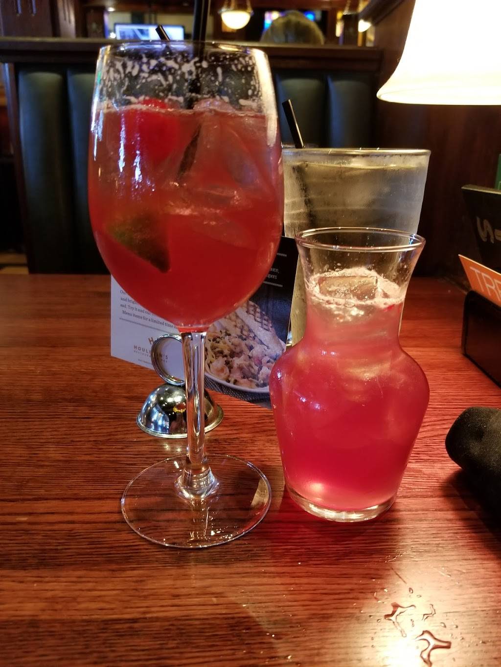 Houlihans | restaurant | 321 Rice Lake Square, Wheaton, IL 60187, USA | 6306905550 OR +1 630-690-5550