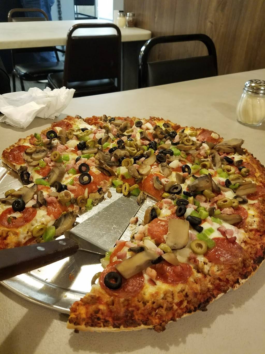 Chuckwagon Pizza | restaurant | 203 S Washington St, Swayzee, IN 46986, USA | 7659227989 OR +1 765-922-7989
