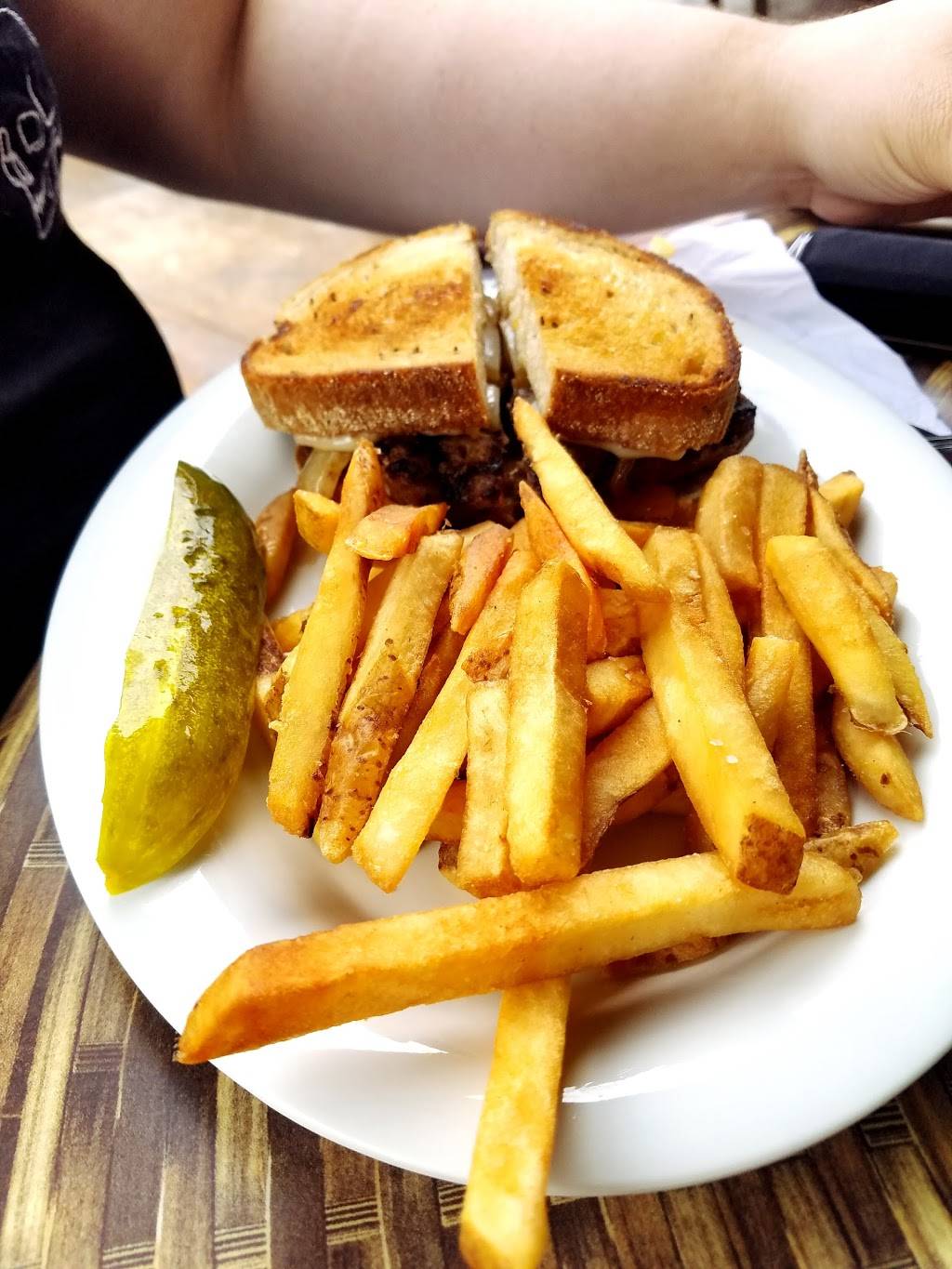 Trader Jacks Riverside Grille | restaurant | 35901 Lakeshore Blvd, Eastlake, OH 44095, USA | 4409468330 OR +1 440-946-8330