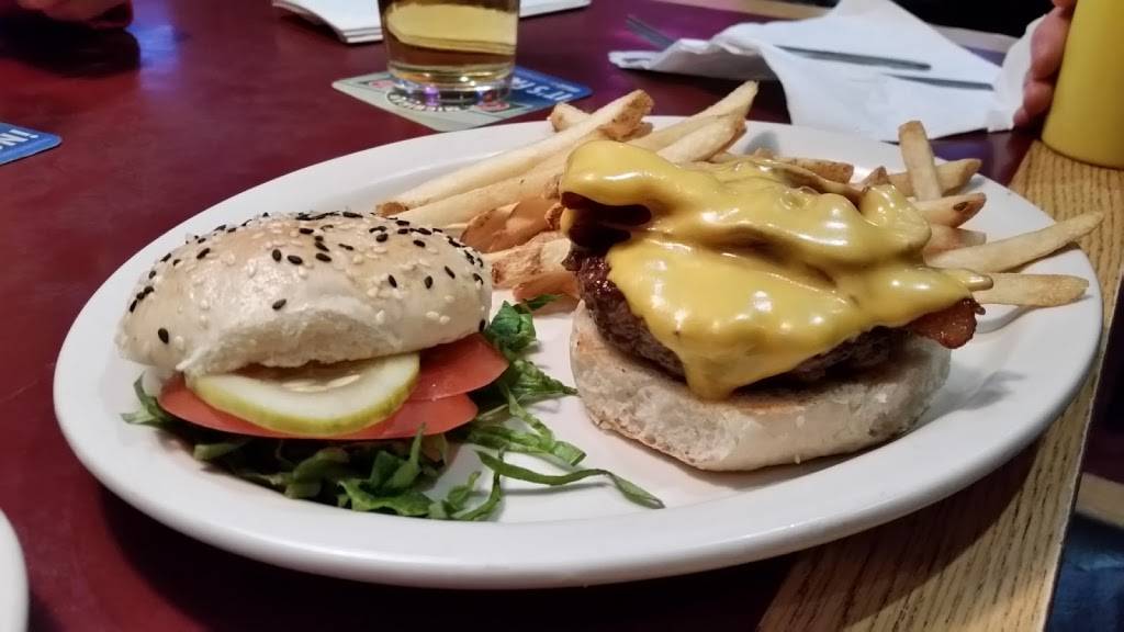 G. Willies Bar & Grill | restaurant | 31230 Harper Ave, St Clair Shores, MI 48082, USA | 5862937100 OR +1 586-293-7100