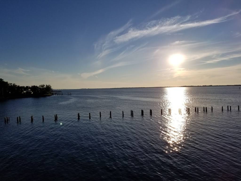 Pinchers | restaurant | 2360 W First St, Fort Myers, FL 33901, USA | 2392457049 OR +1 239-245-7049