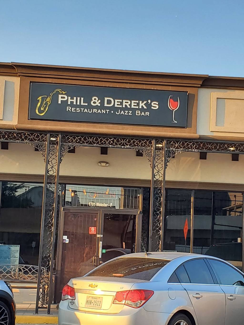 Phil & Dereks Restaurant | restaurant | 1701 Webster St, Houston, TX 77003, USA | 2815013261 OR +1 281-501-3261