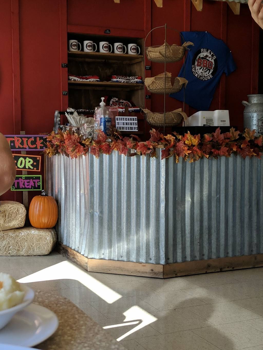 Rileys Smokehouse | restaurant | 906 E Deyoung St, Marion, IL 62959, USA | 6189971369 OR +1 618-997-1369