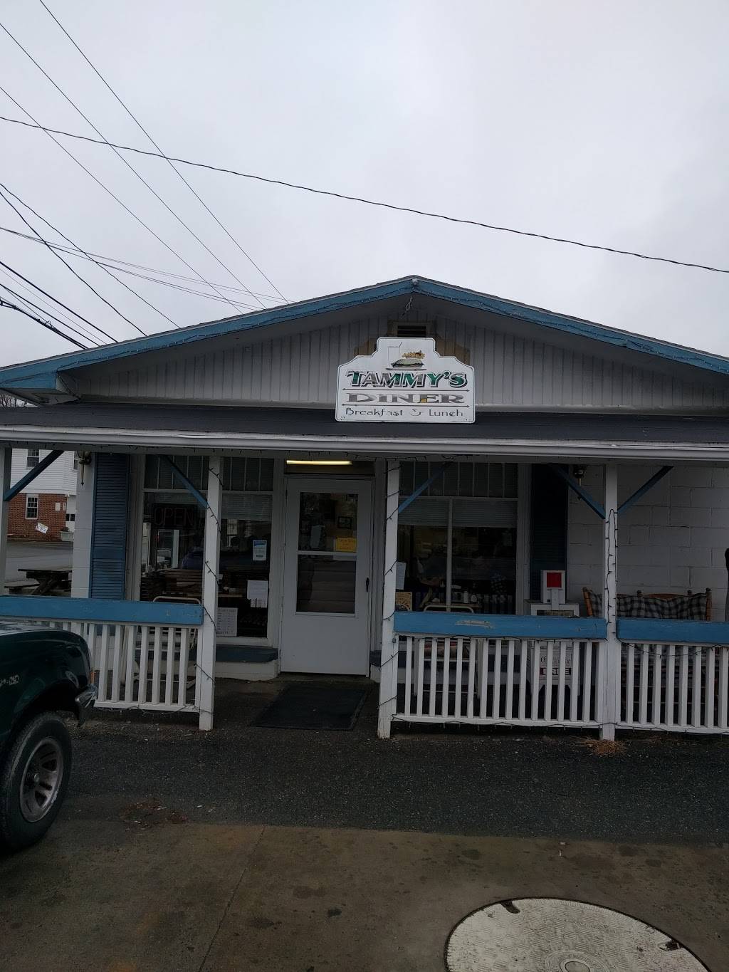 Tammys Diner | restaurant | 2 E Loudoun St, Round Hill, VA 20141, USA | 5403380080 OR +1 540-338-0080