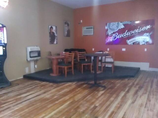 Pour House | restaurant | 111 E Locust St, Fieldon, IL 62031, USA | 6183763374 OR +1 618-376-3374