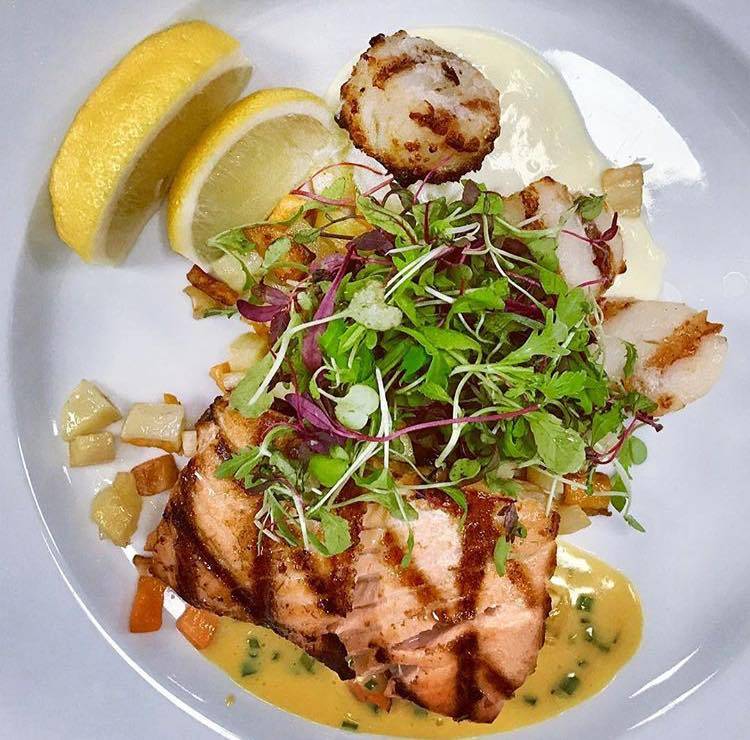 Johnnys Restaurant & Patio Bar | restaurant | 240 Aquidneck Ave, Middletown, RI 02842, USA | 4018472750 OR +1 401-847-2750