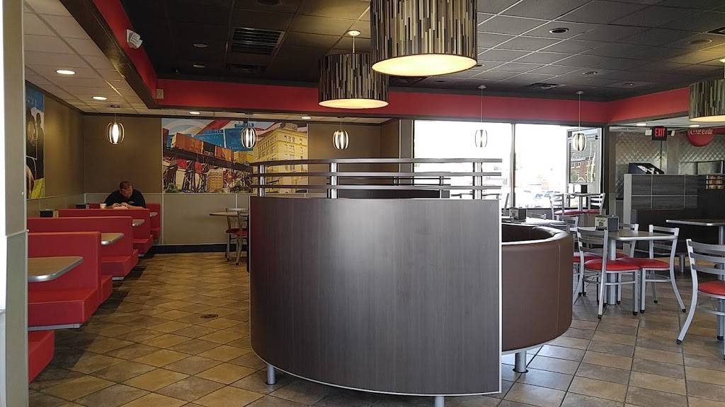 Hardees | restaurant | 2515 Paul W Bryant Dr, Tuscaloosa, AL 35401, USA | 2053491313 OR +1 205-349-1313