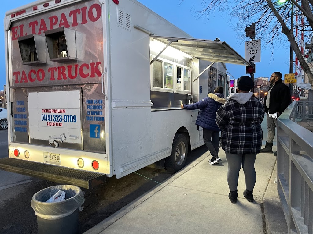 Lonchera El Tapatio Taco Truck | restaurant | 1575 Riverwalk, Milwaukee, WI 53212, USA | 4143239709 OR +1 414-323-9709