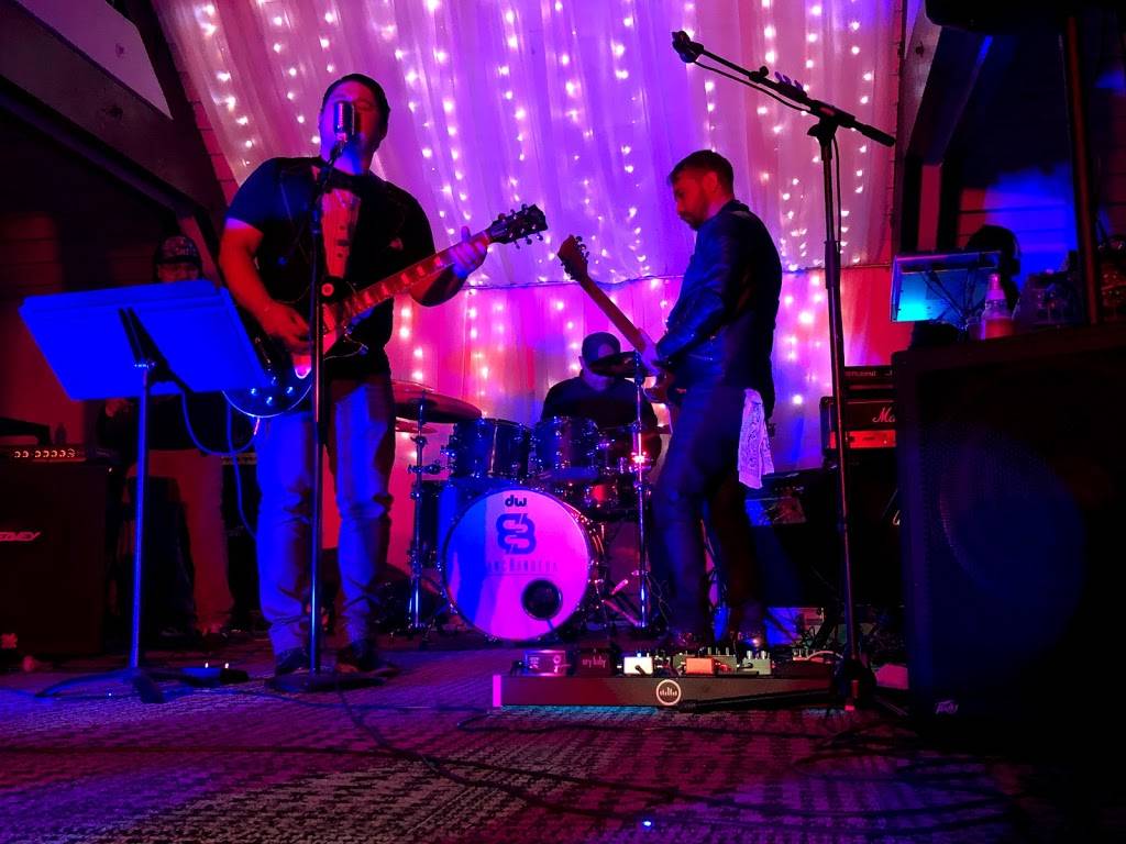 Smugglers Restaurant | night club | 3787 N Blackstone Ave, Fresno, CA 93726, USA | 5599169034 OR +1 559-916-9034