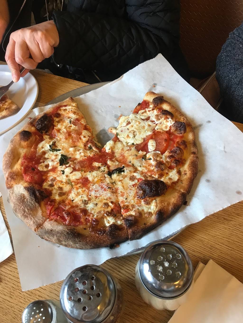 Rossinis Italian Restaurant and Pizza | restaurant | 529 W Main St, Cheshire, CT 06410, USA | 2032727297 OR +1 203-272-7297