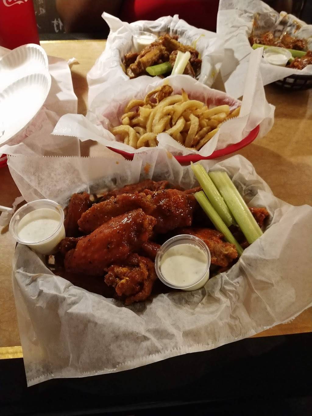 Flyers Wings & Grill | restaurant | 5621 W Colonial Dr, Orlando, FL 32808, USA | 4072979464 OR +1 407-297-9464