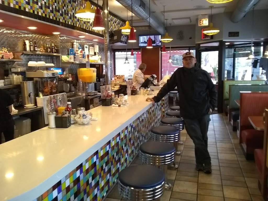 Hollywood Grill | restaurant | 2246, 1601 W North Ave, Chicago, IL 60622, USA | 7733951818 OR +1 773-395-1818