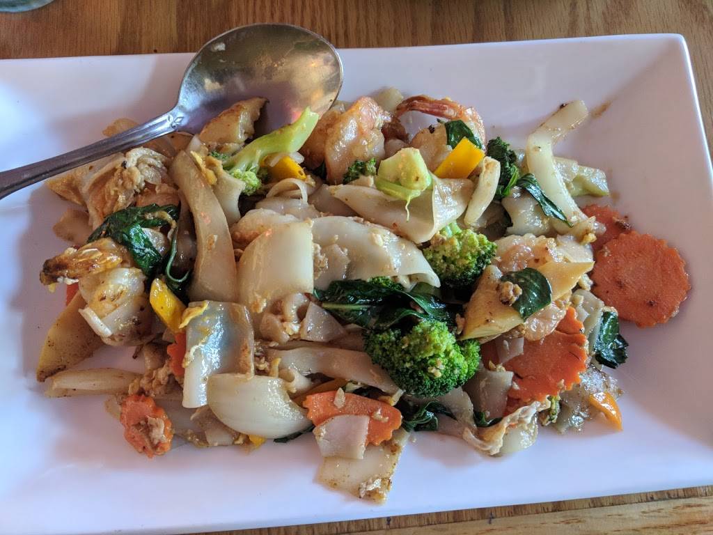 Smile Thai Cuisine | restaurant | 6411 Latona Ave NE, Seattle, WA 98115, USA | 2069851182 OR +1 206-985-1182