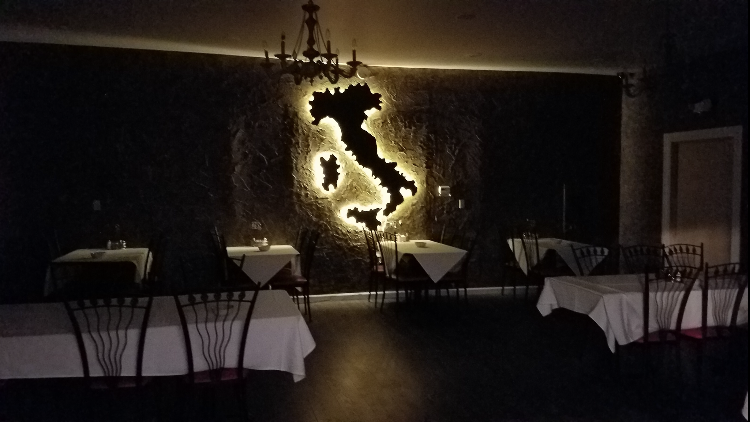 Luigis Italian Restaurant | restaurant | 124 E 9th Ave, Winfield, KS 67156, USA | 6204022880 OR +1 620-402-2880