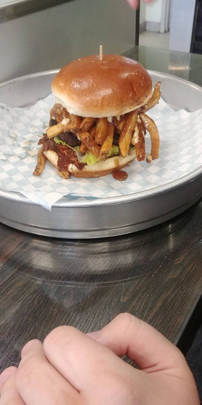 Shamrock Burgers | restaurant | 200 Carnwith Dr, Whitby, ON L1M 0A1, Canada | 9056553700 OR +1 905-655-3700