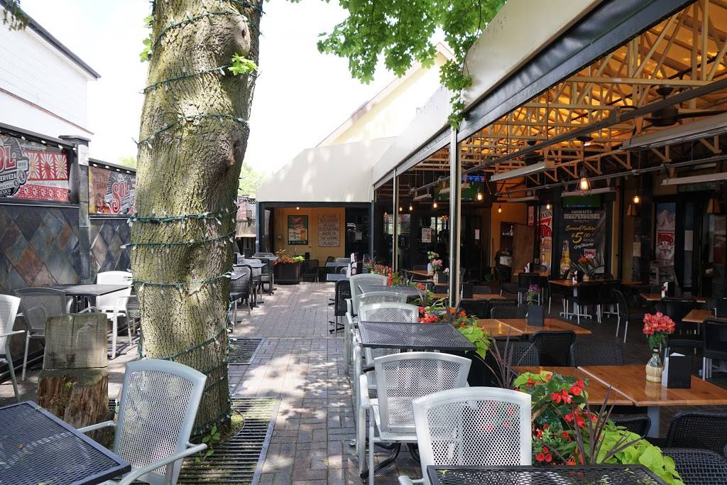 Clarkson Pump & Patio | restaurant | 1744 Lakeshore Rd W, Mississauga, ON L5J 4N8, Canada | 9058559354 OR +1 905-855-9354