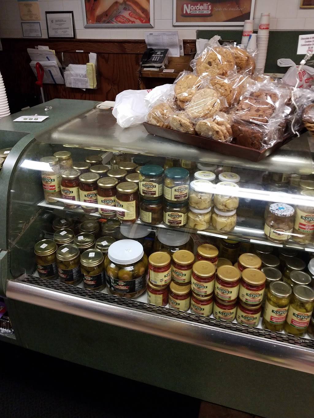 Nardellis Grinder Shoppe | restaurant | 87 Maple St, Naugatuck, CT 06770, USA | 2037299470 OR +1 203-729-9470