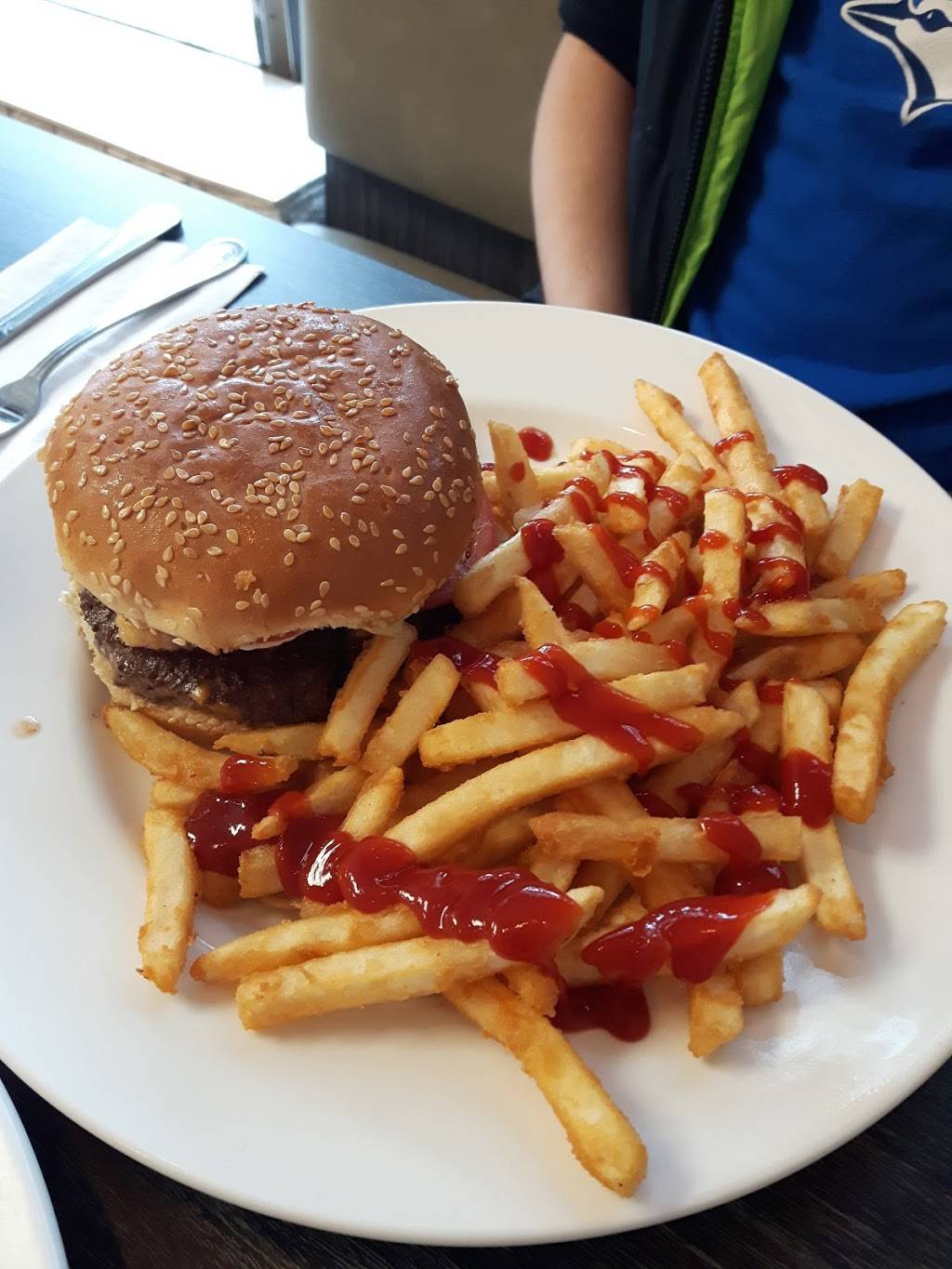 Luks Diner | restaurant | 2501 Guelph Line, Burlington, ON L7M 2A3, Canada | 9053326203 OR +1 905-332-6203