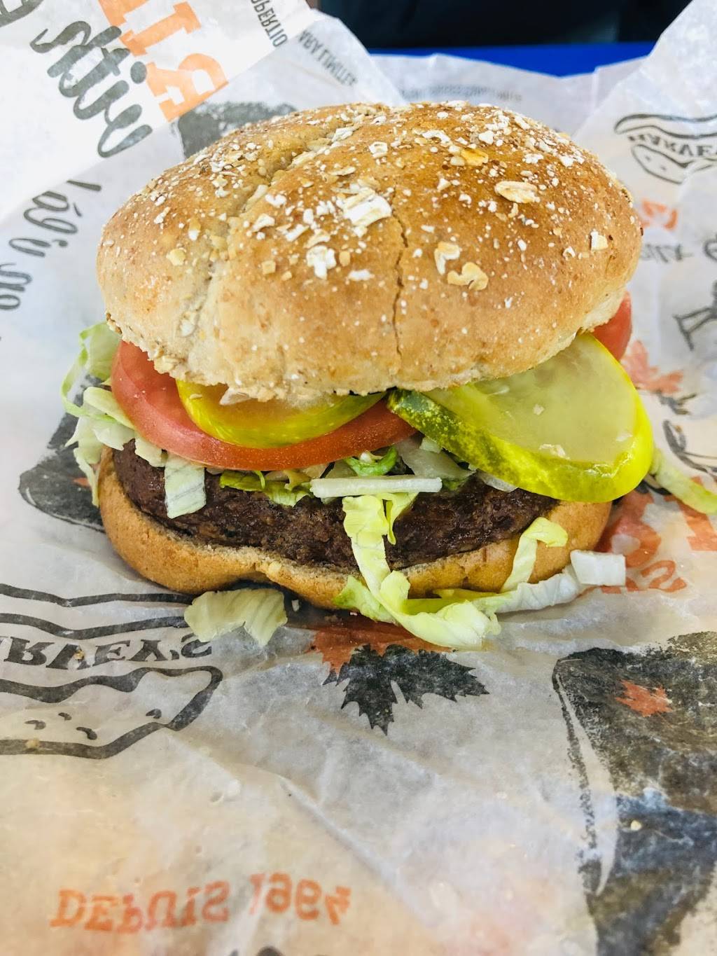 Harveys | restaurant | 3095 Dougall Ave, Windsor, ON N9E 1S3, Canada | 5199724826 OR +1 519-972-4826