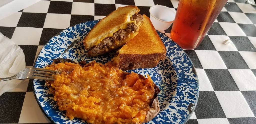 Pattys Restaurant | restaurant | 20630 TN-22, Wildersville, TN 38388, USA | 7319671955 OR +1 731-967-1955