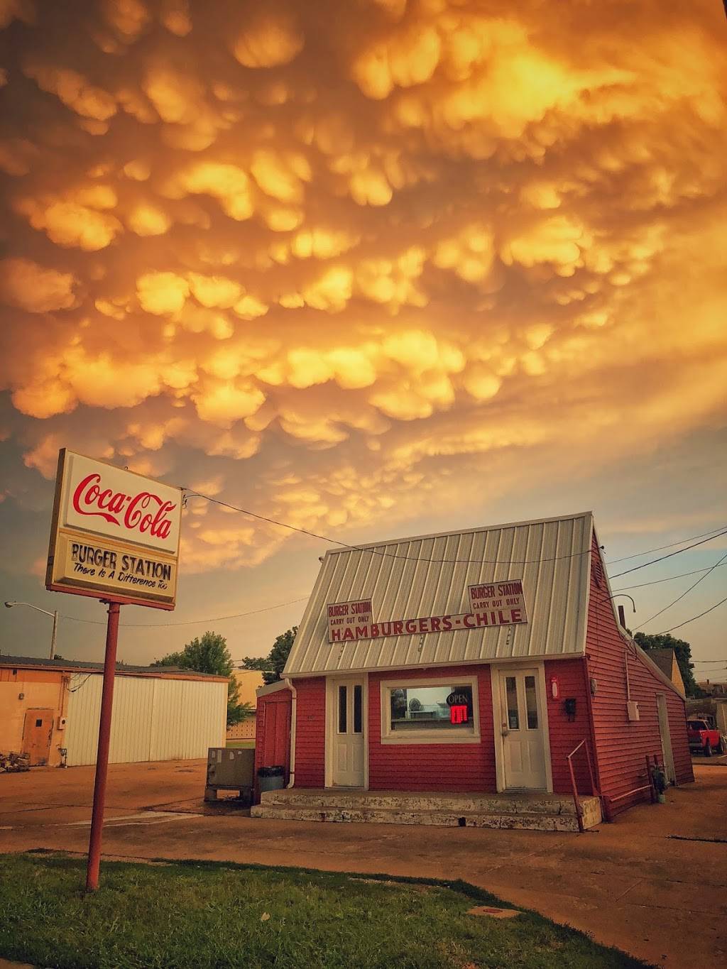 Burger Station Inc | meal takeaway | 113 E 7th Ave, Winfield, KS 67156, USA | 6202219773 OR +1 620-221-9773